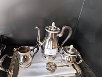 Verzilverd koffieservies met dienblad, 4 onderzetters, 3 inox schalen, broodmandje, sauspot, beeldje, tissuehouder - afbeelding 4 van  7