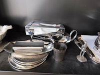 Verzilverd koffieservies met dienblad, 4 onderzetters, 3 inox schalen, broodmandje, sauspot, beeldje, tissuehouder - afbeelding 6 van  7