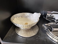 Verzilverd koffieservies met dienblad, 4 onderzetters, 3 inox schalen, broodmandje, sauspot, beeldje, tissuehouder - afbeelding 7 van  7