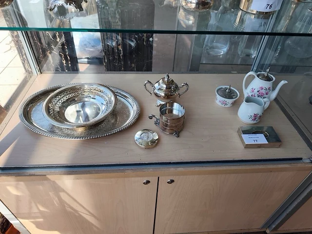 Verzilverd ovaal dienblad, verzilverd mandje met opengewerkte rand, set van 3 verzilverde asbakjes, bronzing powder versace, verzilverde suikerpot, vintage porseleinen theepot, - afbeelding 1 van  9