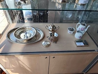 Verzilverd ovaal dienblad, verzilverd mandje met opengewerkte rand, set van 3 verzilverde asbakjes, bronzing powder versace, verzilverde suikerpot, vintage porseleinen theepot,