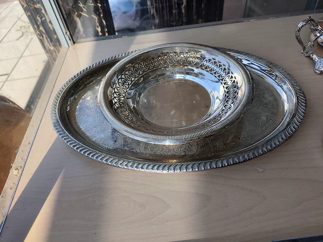 Verzilverd ovaal dienblad, verzilverd mandje met opengewerkte rand, set van 3 verzilverde asbakjes, bronzing powder versace, verzilverde suikerpot, vintage porseleinen theepot, - afbeelding 2 van  9