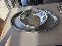 Verzilverd ovaal dienblad, verzilverd mandje met opengewerkte rand, set van 3 verzilverde asbakjes, bronzing powder versace, verzilverde suikerpot, vintage porseleinen theepot, - afbeelding 2 van  9