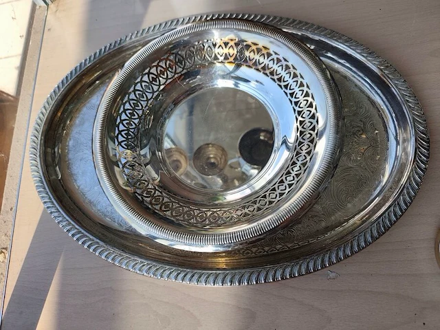 Verzilverd ovaal dienblad, verzilverd mandje met opengewerkte rand, set van 3 verzilverde asbakjes, bronzing powder versace, verzilverde suikerpot, vintage porseleinen theepot, - afbeelding 3 van  9