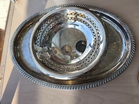 Verzilverd ovaal dienblad, verzilverd mandje met opengewerkte rand, set van 3 verzilverde asbakjes, bronzing powder versace, verzilverde suikerpot, vintage porseleinen theepot, - afbeelding 3 van  9