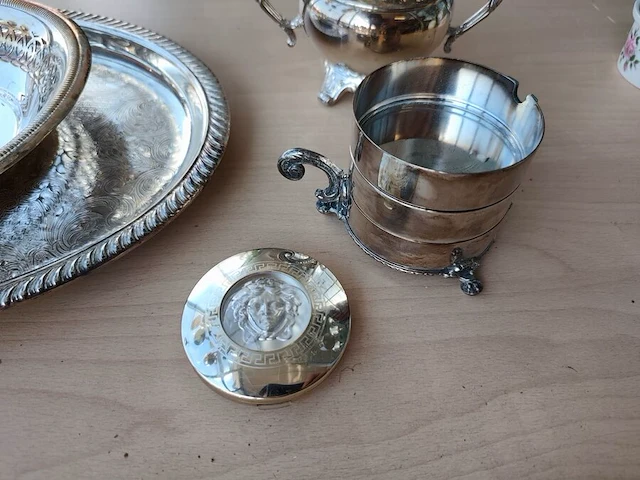 Verzilverd ovaal dienblad, verzilverd mandje met opengewerkte rand, set van 3 verzilverde asbakjes, bronzing powder versace, verzilverde suikerpot, vintage porseleinen theepot, - afbeelding 4 van  9