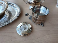 Verzilverd ovaal dienblad, verzilverd mandje met opengewerkte rand, set van 3 verzilverde asbakjes, bronzing powder versace, verzilverde suikerpot, vintage porseleinen theepot, - afbeelding 4 van  9