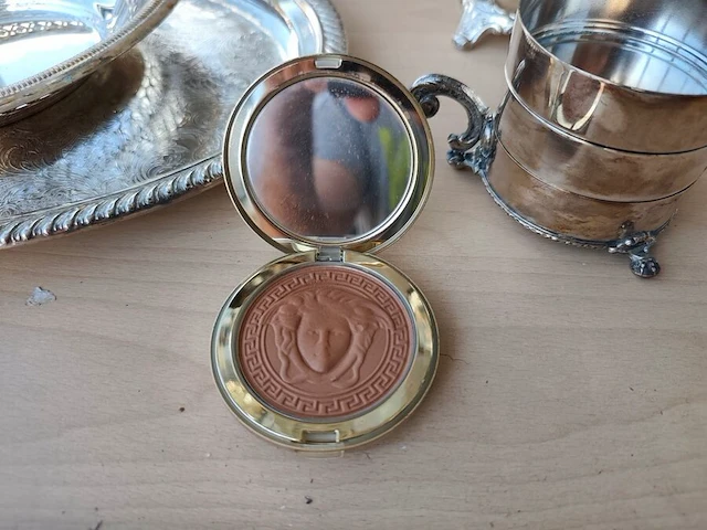 Verzilverd ovaal dienblad, verzilverd mandje met opengewerkte rand, set van 3 verzilverde asbakjes, bronzing powder versace, verzilverde suikerpot, vintage porseleinen theepot, - afbeelding 5 van  9