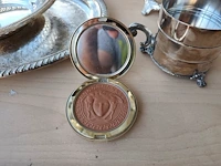 Verzilverd ovaal dienblad, verzilverd mandje met opengewerkte rand, set van 3 verzilverde asbakjes, bronzing powder versace, verzilverde suikerpot, vintage porseleinen theepot, - afbeelding 5 van  9