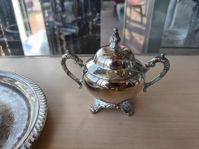 Verzilverd ovaal dienblad, verzilverd mandje met opengewerkte rand, set van 3 verzilverde asbakjes, bronzing powder versace, verzilverde suikerpot, vintage porseleinen theepot, - afbeelding 6 van  9