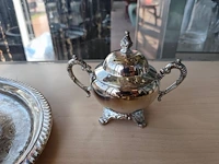 Verzilverd ovaal dienblad, verzilverd mandje met opengewerkte rand, set van 3 verzilverde asbakjes, bronzing powder versace, verzilverde suikerpot, vintage porseleinen theepot, - afbeelding 6 van  9