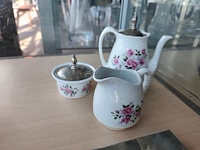 Verzilverd ovaal dienblad, verzilverd mandje met opengewerkte rand, set van 3 verzilverde asbakjes, bronzing powder versace, verzilverde suikerpot, vintage porseleinen theepot, - afbeelding 7 van  9