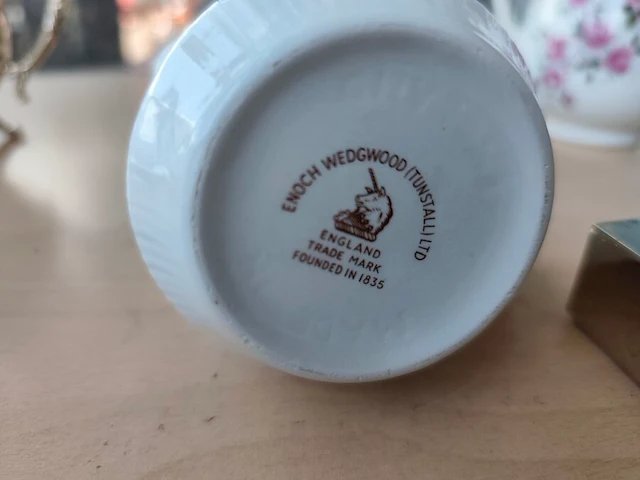 Verzilverd ovaal dienblad, verzilverd mandje met opengewerkte rand, set van 3 verzilverde asbakjes, bronzing powder versace, verzilverde suikerpot, vintage porseleinen theepot, - afbeelding 8 van  9