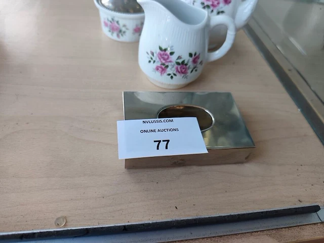 Verzilverd ovaal dienblad, verzilverd mandje met opengewerkte rand, set van 3 verzilverde asbakjes, bronzing powder versace, verzilverde suikerpot, vintage porseleinen theepot, - afbeelding 9 van  9