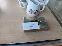 Verzilverd ovaal dienblad, verzilverd mandje met opengewerkte rand, set van 3 verzilverde asbakjes, bronzing powder versace, verzilverde suikerpot, vintage porseleinen theepot, - afbeelding 9 van  9