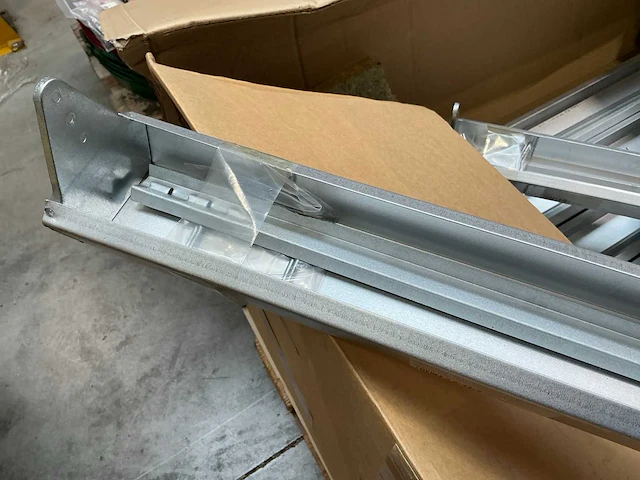 Verzinkte pluimveevoertroggen met anti-mors (20x) - afbeelding 2 van  4