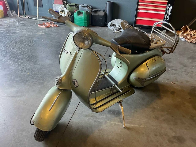 Vespa - motorcycle - afbeelding 1 van  25