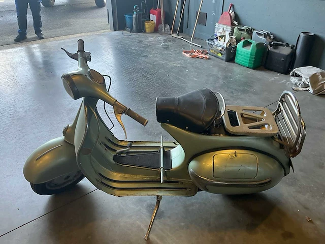 Vespa - motorcycle - afbeelding 12 van  25