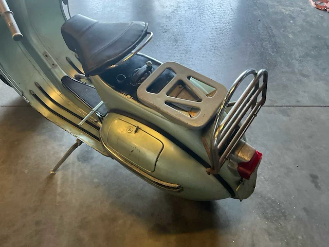 Vespa - motorcycle - afbeelding 3 van  25