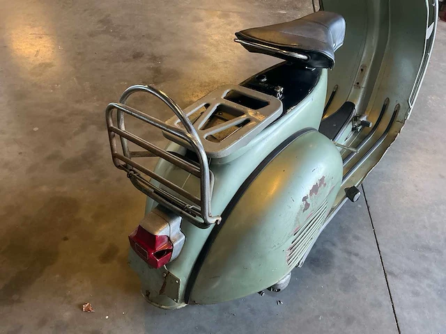 Vespa - motorcycle - afbeelding 4 van  25