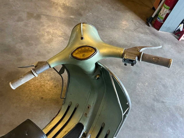 Vespa - motorcycle - afbeelding 15 van  25