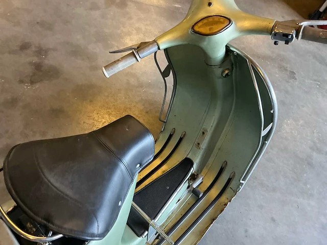 Vespa - motorcycle - afbeelding 16 van  25