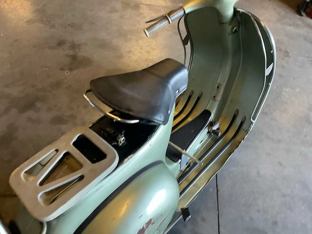 Vespa - motorcycle - afbeelding 17 van  25