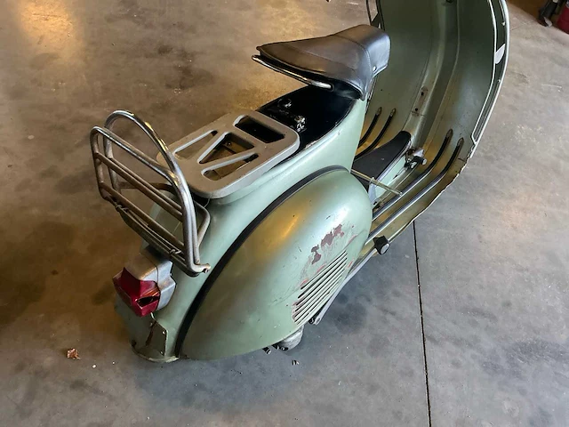 Vespa - motorcycle - afbeelding 18 van  25