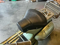 Vespa - motorcycle - afbeelding 14 van  25