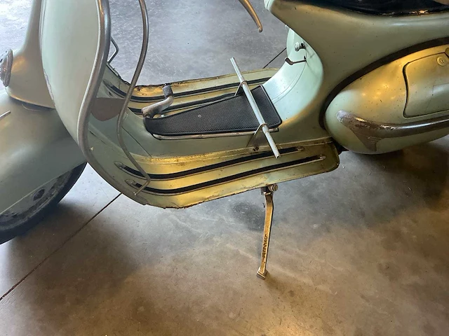 Vespa - motorcycle - afbeelding 2 van  25