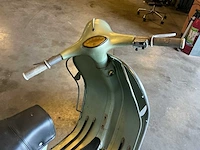 Vespa - motorcycle - afbeelding 6 van  25