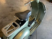 Vespa - motorcycle - afbeelding 10 van  25