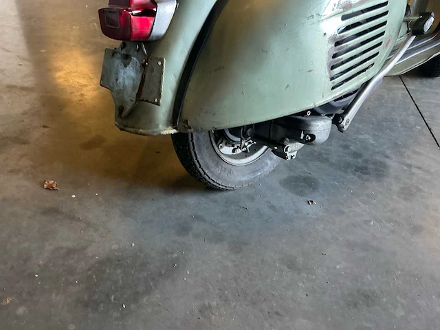 Vespa - motorcycle - afbeelding 13 van  25
