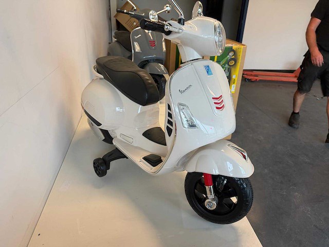 Vespa 801 elektrische kinderscooter (10x) - afbeelding 2 van  9