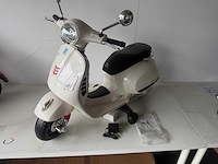 Vespa 801 elektrische kinderscooter (10x) - afbeelding 1 van  9
