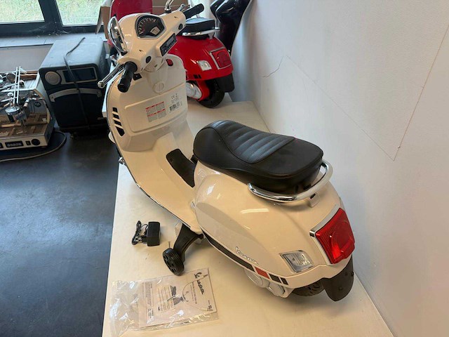 Vespa 801 elektrische kinderscooter (10x) - afbeelding 3 van  9