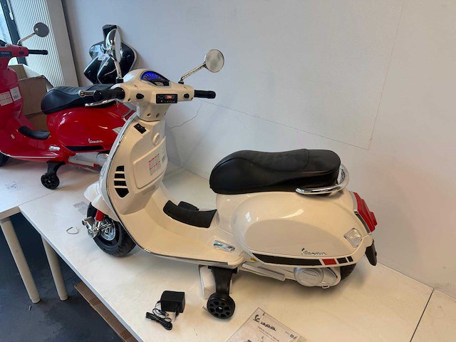 Vespa 801 elektrische kinderscooter (10x) - afbeelding 7 van  9