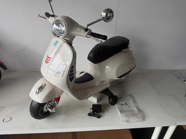 Vespa 801 elektrische kinderscooter (10x) - afbeelding 1 van  9