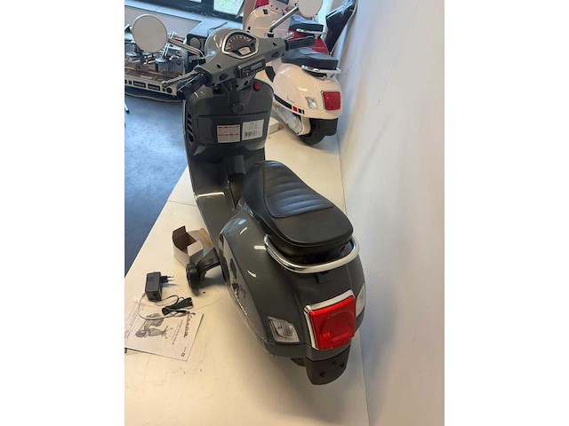 Vespa 801 elektrische kinderscooter (10x) - afbeelding 4 van  6