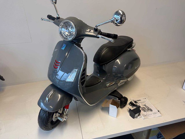 Vespa 801 elektrische kinderscooter (10x) - afbeelding 1 van  6
