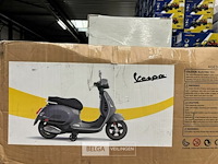 Vespa elektrische kinderscooter gts super wit - afbeelding 2 van  4