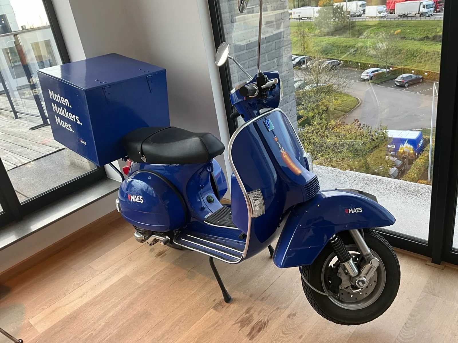 Vespa scooter, kantoormeubilair en gesigneerde shirts