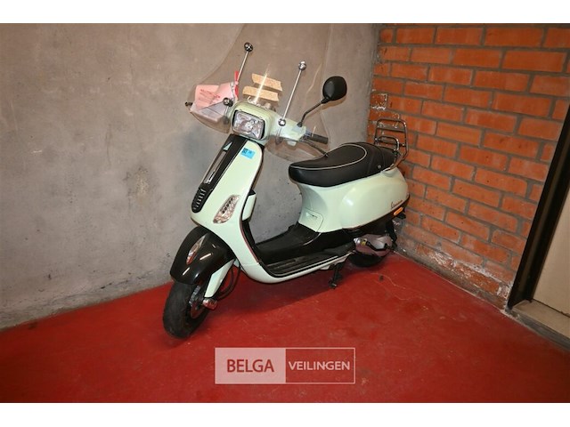 Vespa scooter - afbeelding 1 van  7