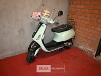 Vespa scooter - afbeelding 1 van  7