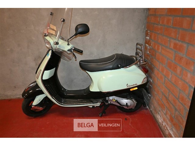 Vespa scooter - afbeelding 2 van  7
