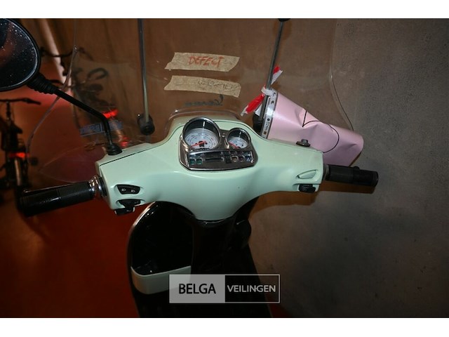 Vespa scooter - afbeelding 6 van  7