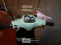 Vespa scooter - afbeelding 6 van  7