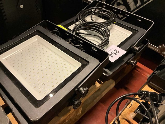 Vetec led schijnwerper 150w (4x) - afbeelding 3 van  3