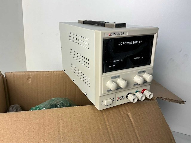 Victor 3005 dc power supply - afbeelding 1 van  2