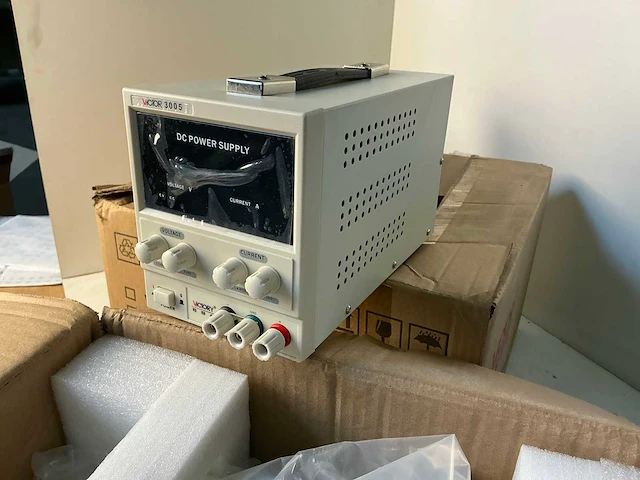 Victory victor 3005 regelbare laboratoriumvoeding (3x) - afbeelding 1 van  5